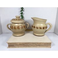 steingut Braun Und Hellbraun Milchkännchen & Zucker Set - Glasierte Tonkeramik Boho, Mid Century, Cottage, Bauernhaus, Retro 1970Er Jahre von BabbettesYesterday