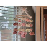 Delaney Dusty Blush Inspiriert Krippe Größe Baby Kinderzimmer Dekor Filz Blumen Mobile Für Mädchen Geschenk, Rosen Und Perlen Hängen Mobile von BabeshowsMobiles