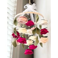 Blumen Baby-Handy-Filz-Blumen-Mobile, Baby-Mädchen-Mobile, Filzblume Rosen Und Perlen Baby Mädchen Bilder | Hängendes Dekor von BabeshowsMobiles