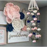 Floral Baby Mädchen Mobile Pink & Blau Filz Blume Mobile | Rosen Und Perlen Kinderzimmer Hängedekor von BabeshowsMobiles