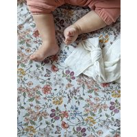 Warme Farbe Sbettlaken Schmetterlinge Biene Baby-Bettwäsche Für Mädchen Kunst Blush Blau Krippe Bettwäsche Gänseblümchen Standard-Bettlaken von Babiease