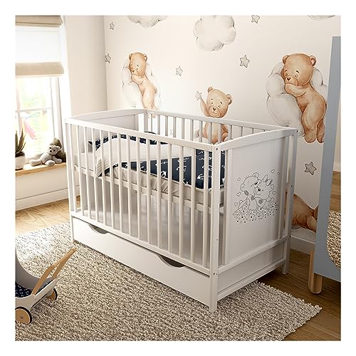 Baby Delux Babybett Kinderbett Gitterbett Bärchen Motiv 120x60 Weiß Schublade Schutzgitter Matratze Massivholz (mit Komfort Matratze gesteppt 120x60x9 cm) von Baby Delux