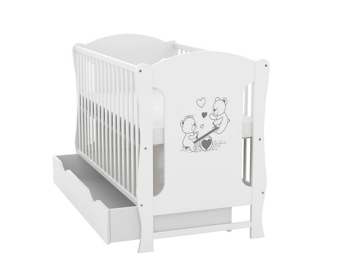 Baby-Delux Babybett Lia, Kinderbett 60x120 cm weiß Schublade Kiefer Teddy Wippe Motiv Matratze Baby-Delux Babybett Lia, Kinderbett 60x120 cm weiß Schublade Kiefer Teddy Wippe Motiv Matratze von Baby-Delux
