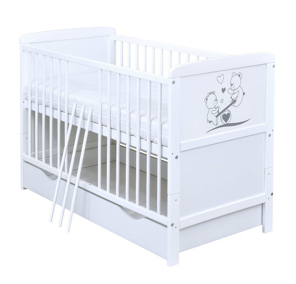 Baby-Delux Babybett Luna Teddy Wippe, Kinderbett Gitterbett 140x70 weiß mit Beißschienen Schublade, Matratze Baby-Delux Babybett Luna Teddy Wippe, Kinderbett Gitterbett 140x70 weiß mit Beißschienen Schublade, Matratze von Baby-Delux