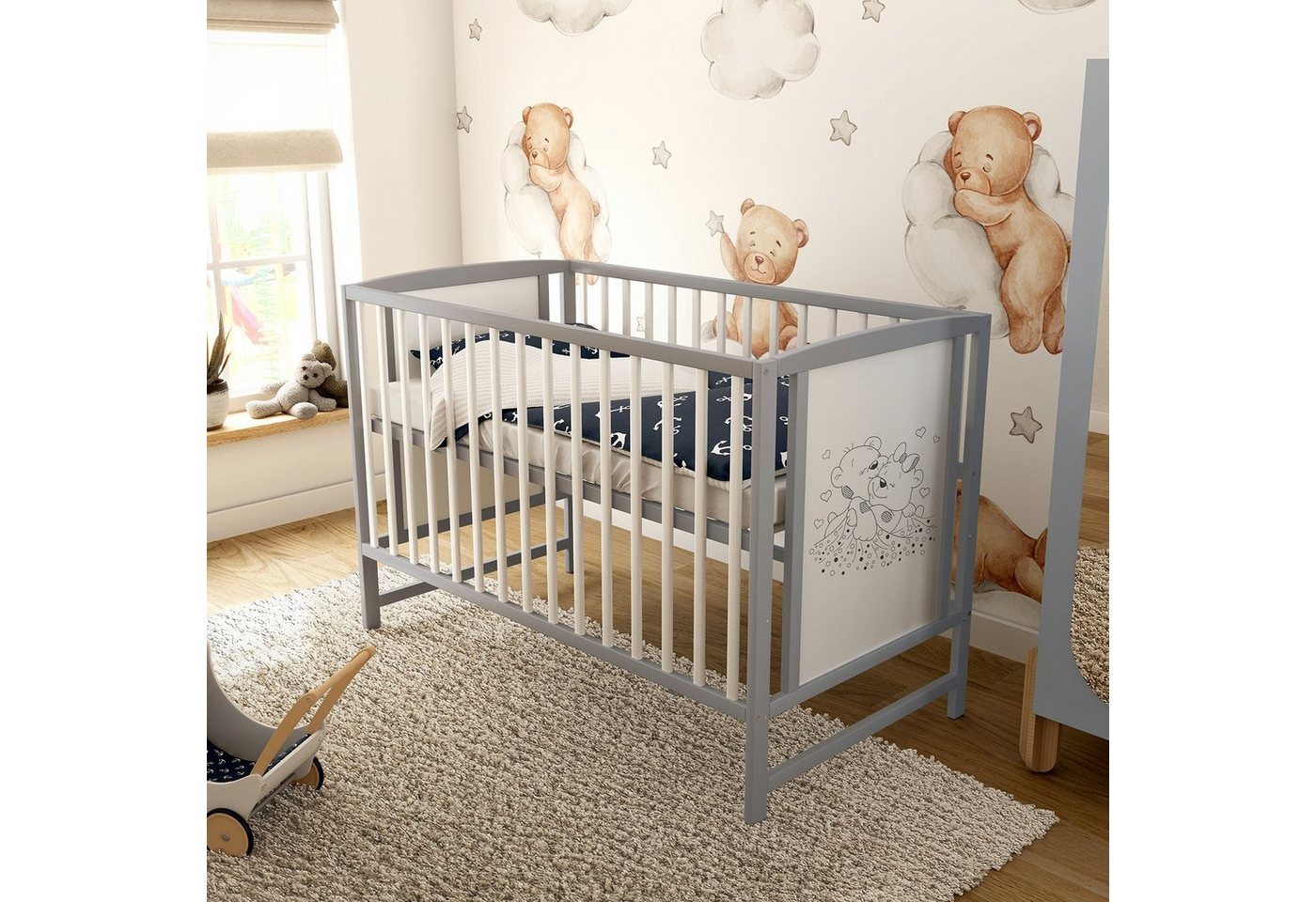 Baby-Delux Babybett Mia, Kinderbett 60x120 cm weiß grau höhenverstellbar, Kiefer Bärchen Motiv von Baby-Delux