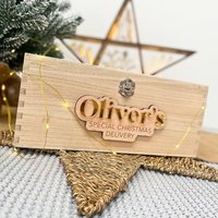 Personalisierte Heiligabend Box Plakette | Names Spezielle Lieferung Kistenschild Urlaub Topper Dezember Namensschild von BabyAndBloomCo