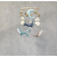 Wal Baby Mobile, Unter Dem Meer Kinderzimmer, Nautik Mobile Für Krippe, Junge Filz Mobile, Stern Und Mond Kinderzimmer Deko von BabyBellsMobile