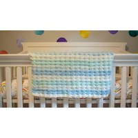 Shades Of Blue Hand Stricken Baby Decke von BabyBlanketsByJen