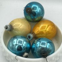 Glänzende Helle 5 Weihnachten Blau Und Gelb Ornamente Kugeln Vintage 1960 Mcm Mitte Jahrhundert Spitze Fehlt Farbe von BabyPopBoutique