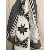 Runde Schwarz-Weiß-Wurf-Quilt von BabyQuiltsGifts