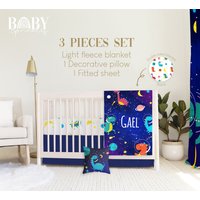 Weltraum Dinosaurier Junge Krippe Bettwäsche Set, Raum Baby Bettwäsche, Dinosaurier Kinderzimmer, Personalisierte Babydecke, Dino Kinderzimmer von BabySprinklesCo