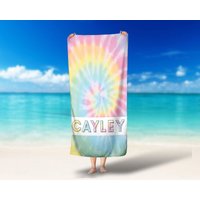 Tie Dye Personalisiertes Strandtuch Regenbogen Benutzerdefinierte Strandname Pooltuch Benutzerdefiniertes Handtuch Retro Schriftart Kinder-Badetuch von BabySquishyCheeks