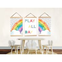 Play All Day Dekor Leinwand Für Spielzimmer, Aquarell Regenbogen Wandkunst, 3Er Set Mädchenzimmer, Mädchen Kinderzimmer Leinwanddruck von BabyTriffle