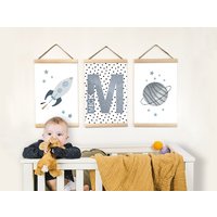 Space Nursery Leinwand Drucke 3Er Set, Planet, Rakete Und Namensschild Wandkunst, Baby Junge Geschenk, Holz Aufhänger Rahmen & Poster Kinder von BabyTriffle