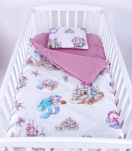 Babylux Babydecke 75x100 cm mit Kissen 30x35 cm – Kuscheldecke aus Minky & Baumwolle – Krabbeldecke für Kinderwagen, Babybett & Spielgruppe (K147 - Retro-Rosa + Meerjungfrauen) von Babylux