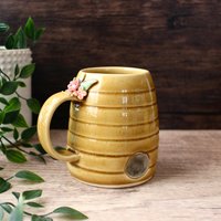 Bienenstock Becher Mit Blumen - Hand Geworfene Keramik Tasse Griff 16 Oz. Handgemachtes Modernes Geschenk Versandfertig von BackBayPottery