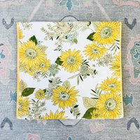 Keramik Scheune Tischläufer Sunflower Gelb Weiß Frühling Ostern Leinenmischung 45x18cm von BackInTimeByAmanda