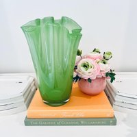 Vintage Grüne Kunst-Glas-Taschentuch-Vase Mit Kentil Mark Rüschenboden Conklave Vintage Grüne Kunst-Glas-Taschentuch-Vase Mit Kentil Mark Rüschenboden Conklave von BackInTimeByAmanda