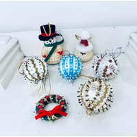 Vintage Satin Pailletten Perlen Push Pin Weihnachtsschmuck Santa Schneemann Rot Lot Von 7 von BackInTimeByAmanda