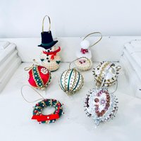 Vintage Satin Pailletten Perlen Push Pin Weihnachtsschmuck Santa Schneemann Rot Lot Von 7 von BackInTimeByAmanda