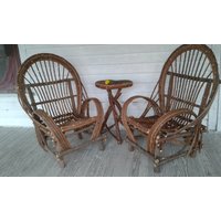 Zwei Weidenstühle | Farnständer Nicht Enthalten Zwei Weidenstühle | Farnständer Nicht Enthalten von BackSwampWillow