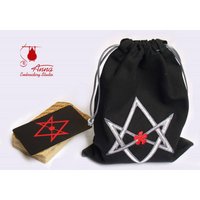 Bestickte Tasche. Toth Tarot. Thelema. Esoterik. Zauberhaft. Hexagramm. Crowley-Tarot. Tarot Beutel. Neues Äon. Okkultismus. Metaphysisch. Zauberei Bestickte Tasche. Toth Tarot. Thelema. Esoterik. Zauberhaft. Hexagramm. Crowley-Tarot. Tarot Beutel. Neues Äon. Okkultismus. Metaphysisch. Zauberei von BackToMagic