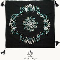 Besticktes Altartuch Mit Vier Halbmonden Und Yggdrasyl-Baum. Schwarzer Baumwoll-Nickistoff. Wicca. Heidnisch. Zauberei. Weissagungs-Werkzeuge Besticktes Altartuch Mit Vier Halbmonden Und Yggdrasyl-Baum. Schwarzer Baumwoll-Nickistoff. Wicca. Heidnisch. Zauberei. Weissagungs-Werkzeuge von BackToMagic