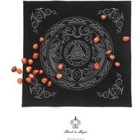 Runen Gießen Tuch. Besticktes Weissagungstuch 21-22 ". Raben Von Odin. Vier Elemente. Asatru. Hexerei. Heide. Wicca. Odinismus. Valknut Runen Gießen Tuch. Besticktes Weissagungstuch 21-22 ". Raben Von Odin. Vier Elemente. Asatru. Hexerei. Heide. Wicca. Odinismus. Valknut von BackToMagic