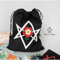 Tarot-Tasche. Tarot Beutel. Würfelsäckchen. Bestickte Tasche. Thelema. Esoterik. Hexagramm. Crowley-Tarot. Newaeon. Okkultismus. Metaphysisch Tarot-Tasche. Tarot Beutel. Würfelsäckchen. Bestickte Tasche. Thelema. Esoterik. Hexagramm. Crowley-Tarot. Newaeon. Okkultismus. Metaphysisch von BackToMagic