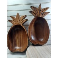 Vintage Ananas Handgefertigt Und Signiert Form Holz Schalen 10, 5" Langes 2Er Set Hergestellt in Hong Kong. Zustand Ist Gebraucht Gutem Bu von BacktoyouShop