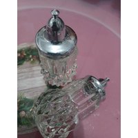 Vintage Glass 4" Salt Und Pepper Shakers With Silver Farbe Lids Zustand Ist in Gutem | Fc#2Ninjerbox(B von BacktoyouShop