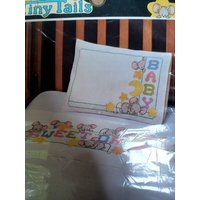 Vtg Bucilla Special Edition Tiny Tails Sheet Und Kissenbezug Set Stickerei 63561 | 1-1-A von BacktoyouShop