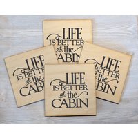 Cabin Life Is Better At The Holzuntersetzer Getränke Bar Untersetzer Set Geschenk Für Freundin Lodge Urlaub Home - 4 von BadDaddysWood