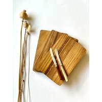 Drei Wunderschöne Vintage Holzbretter & Zwei Antike Buttermesser Aus England | Schneidebrett Vesperbrett Käsebrett Servierbrett von BadepralineOnTour