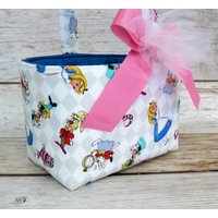 Halloween Süßes Oder Saures Taschen-Korb-Eimer - Alice Im Wunderland Und Freunde Auf Weißem Stoff Personalisierte Namensschild-Applikation Verfügbar von BaffinBags