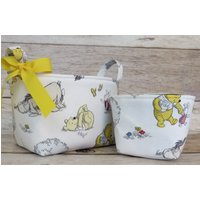 Winnie The Pooh Eeyore Tigger Auf Weißem Stoff -Windel Caddy 2Er-Set - Stoffkorb Babyzimmer Kinderzimmer Dekor von BaffinBags