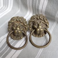 2 Löwenkopfgriffe/Antike Messingschlaufen-Griffe Löwengesicht-Truhengriffe Schubladengriffe Aus Messing Vintage Möbelbeschläge 2 Löwenkopfgriffe/Antike Messingschlaufen-Griffe Löwengesicht-Truhengriffe Schubladengriffe Aus Messing Vintage Möbelbeschläge von BagatellesFrance