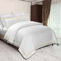 Weiß Gestreifter Bettbezug Aus Weißer Baumwolle Mit Fadenzählwerk Und Doppelter Stickerei von Bagtiquette