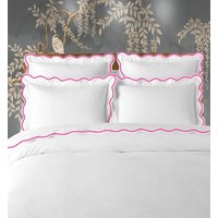 Weißer Bettbezug Aus Baumwollsatin Mit Fadenzahl 400 Und Verschiedenen Ausgebogten Stickereien von Bagtiquette