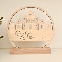 Personalisierbares Willkommensschild Aus Holz | Deko Mit Hausmotiv Und Wunschtext Standfüßen Versch. Größen Geschenk Zum Einzug von BahaeDesigns