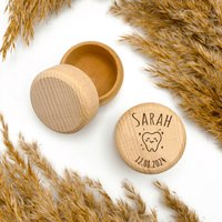 Personalisierte Zahndose Mit Name & Datum | Holz Milchzahndose Süßem Zahn-Motiv Geschenk Einschulung Und Zahnfee von BahaeDesigns