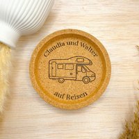 Personalisierter Korkuntersetzer Mit Wohnwagen | Camping Geschenk Für Paare Namen Graviert Urlaub Personalisierter Korkuntersetzer Mit Wohnwagen | Camping Geschenk Für Paare Namen Graviert Urlaub von BahaeDesigns