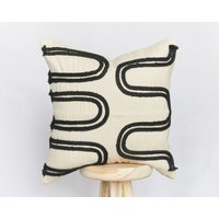 Beige Und Schwarz Abstrakte Seil Embroidery Kissenhülle | Funky von BahayInteriors