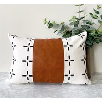 Boho Kissenhülle Schwarz & Weiß Print Mit Braunem Vegan Leder Boho Kissenhülle Schwarz & Weiß Print Mit Braunem Vegan Leder von BahayInteriors