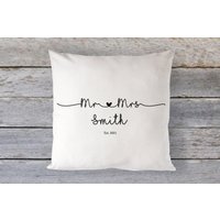 Monochrome Mr & Mrs New Home Hochzeitsgeschenk Für Paare, Ihr Name Benutzerdefinierte Kissenbezug, Weiche Kissen Das Bett Mit Jedem Namen von BakeracresDesigns