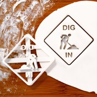 Ausgrabung in Zeichen- Ausstechform - Baustelle Party Form Für Bauherren & Bagger Backen von Bakerlogy