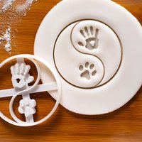 Yin Yang Hundepfote & Menschliche Hand Cookie Cutter - Leckerbissen Backform von Bakerlogy