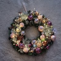 Eleganter Kranz Aus Künstlichem Kiefernholz Mit Silbernen Weihnachtssternen Und Led-Lichtern Eleganter Kranz Aus Künstlichem Kiefernholz Mit Silbernen Weihnachtssternen Und Led-Lichtern von BaksundMonaDE