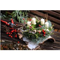 Moosiger Adventskranz Mit Weißen Kerzen Und Hagebutten Moosiger Adventskranz Mit Weißen Kerzen Und Hagebutten von Balkonika