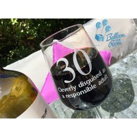 30 - Clever Getarnt Als Verantwortungsbewusster Erwachsener 40 50 60 Graviertes Weinglas 30 - Clever Getarnt Als Verantwortungsbewusster Erwachsener 40 50 60 Graviertes Weinglas von BalloonYourRoom